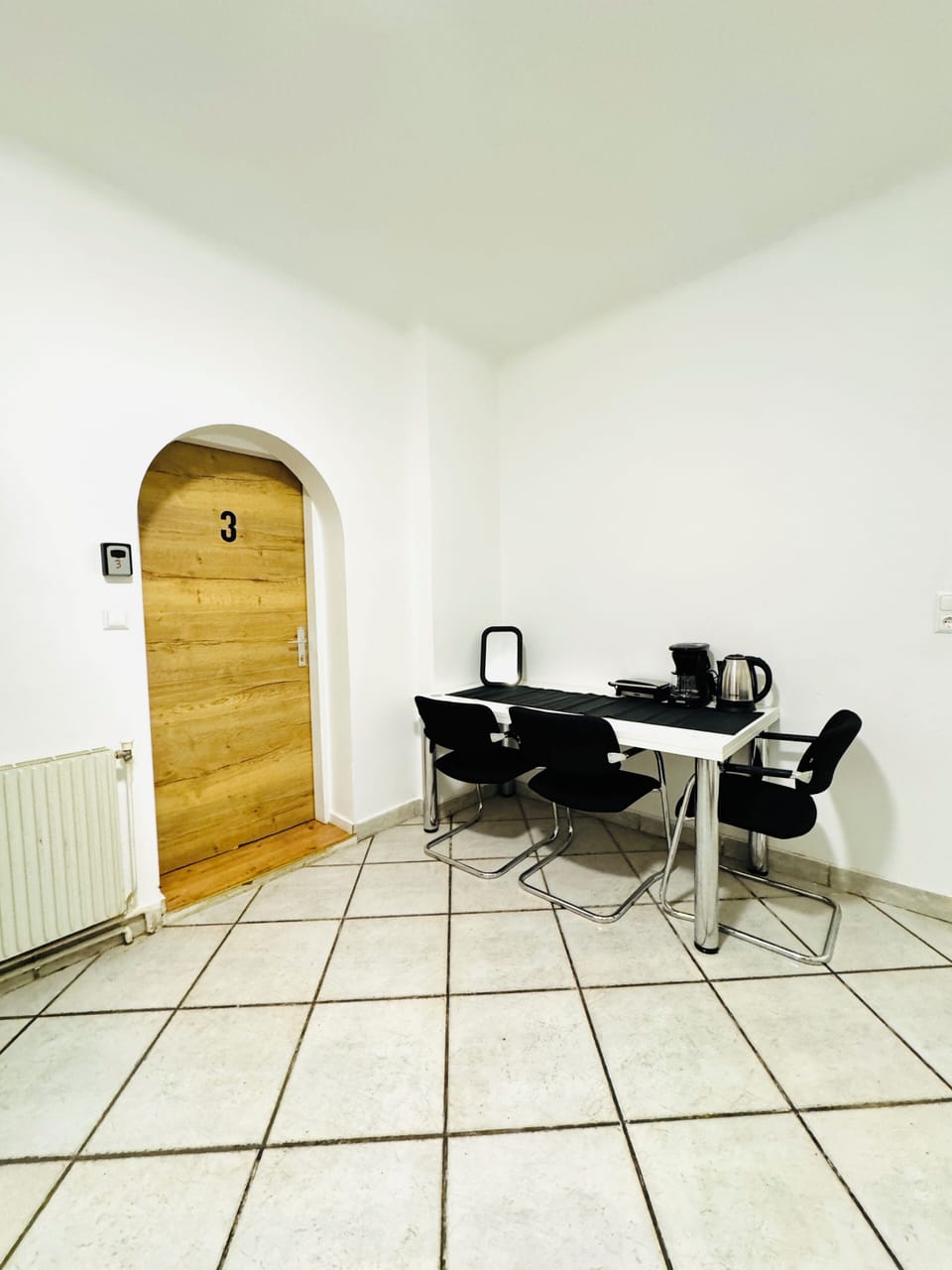 Basic Apartment | Private kitchen | Microwave, oven, stovetop, cookware/dishes/utensils