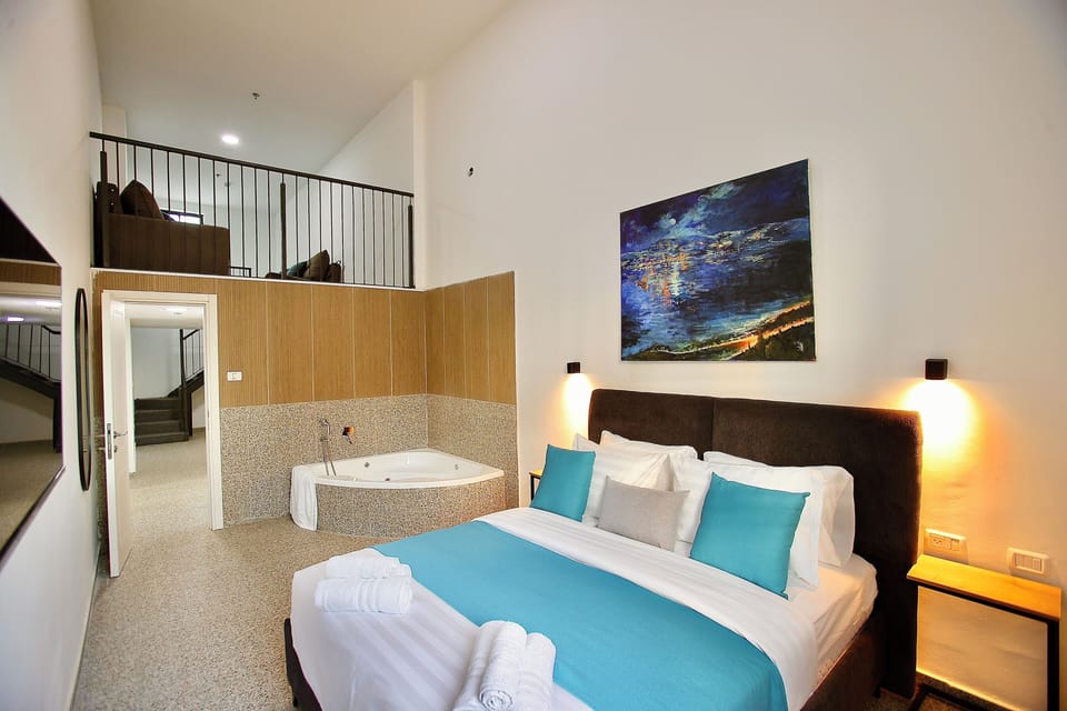 Gallery Duplex | Desk, laptop workspace, free cribs/infant beds, free WiFi