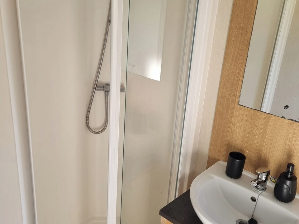 Cottage | Bathroom | Shower, hair dryer
