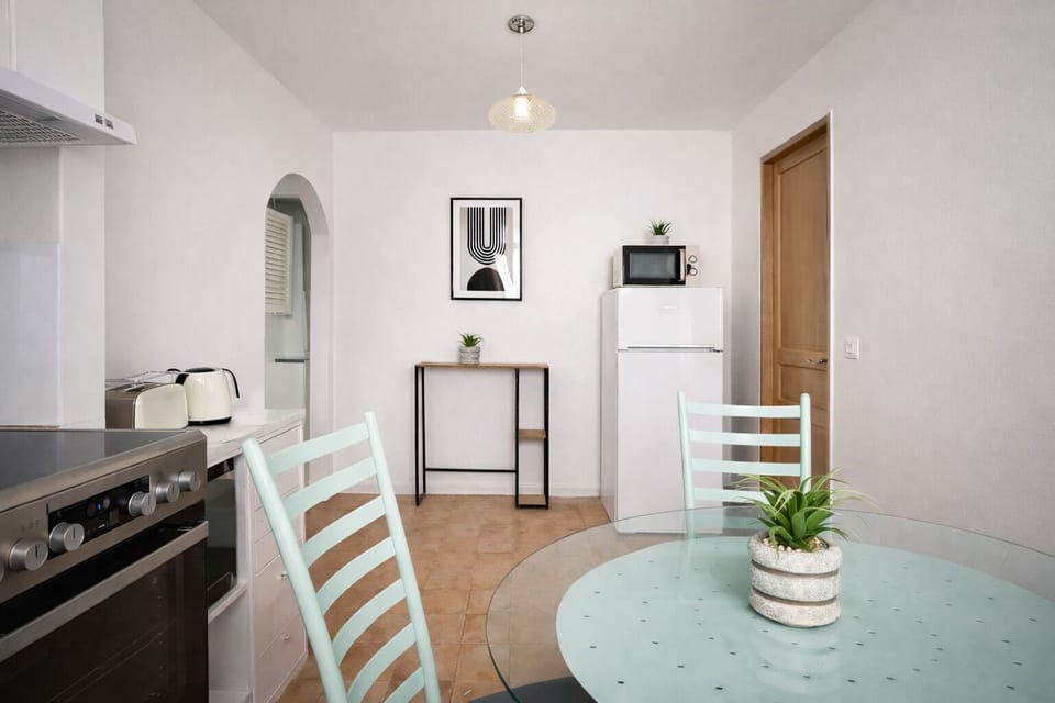 Apartment | Private kitchen | Fridge, microwave, oven, stovetop