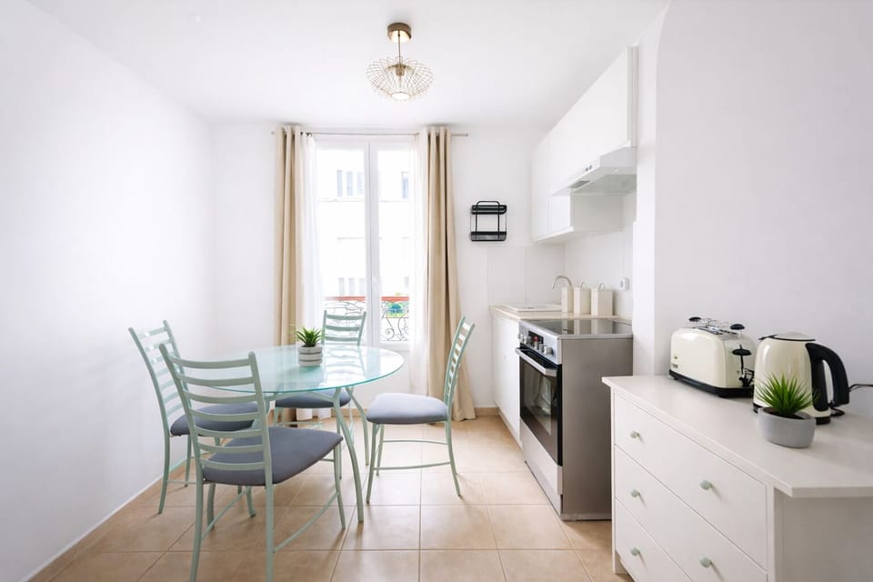 Apartment | Private kitchen | Fridge, microwave, oven, stovetop