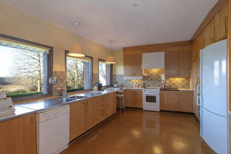 Full-size fridge, microwave, oven, stovetop