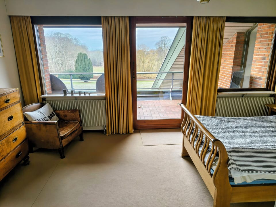 Deluxe Single Room, Lake View | Individually decorated, individually furnished, cribs/infant beds