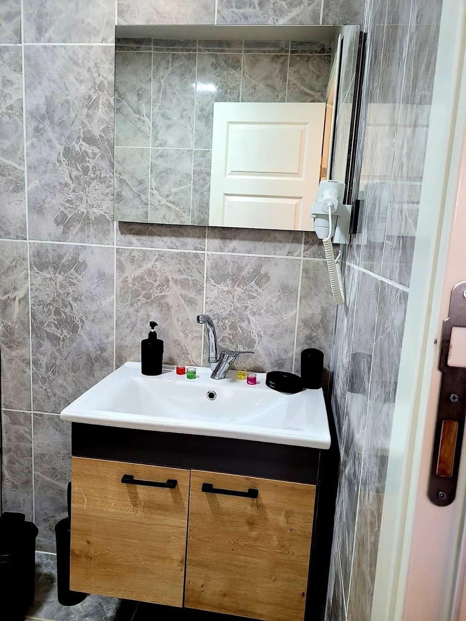 Deluxe Suite, Pool View | Bathroom | Free toiletries, hair dryer, towels, soap