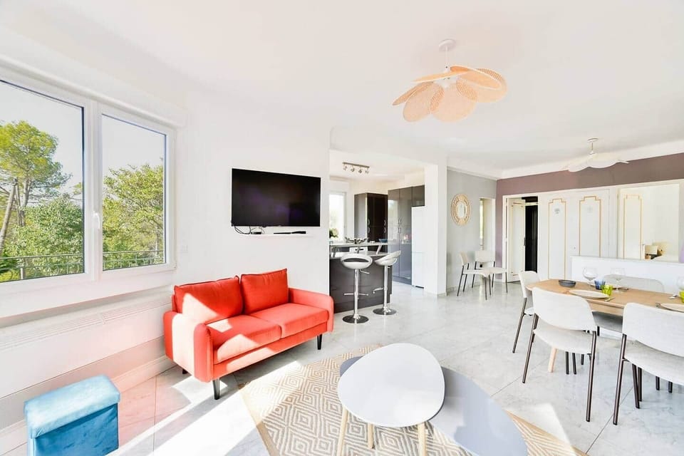Salon - salle à manger donnant sur la terrasse avec vue à 180° sur le parc de la maison 