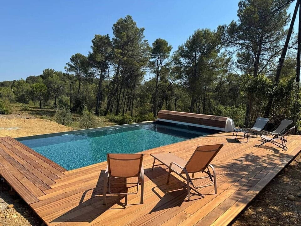 Coin piscine avec transats et coins détentes 