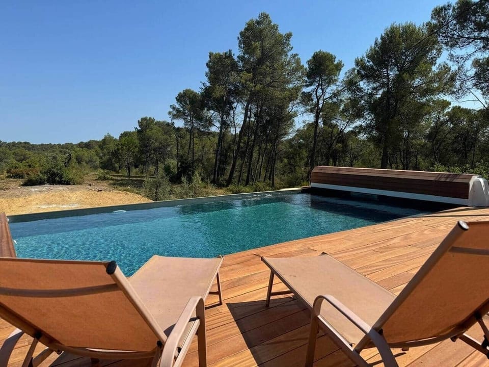 Coin piscine en pleine nature 