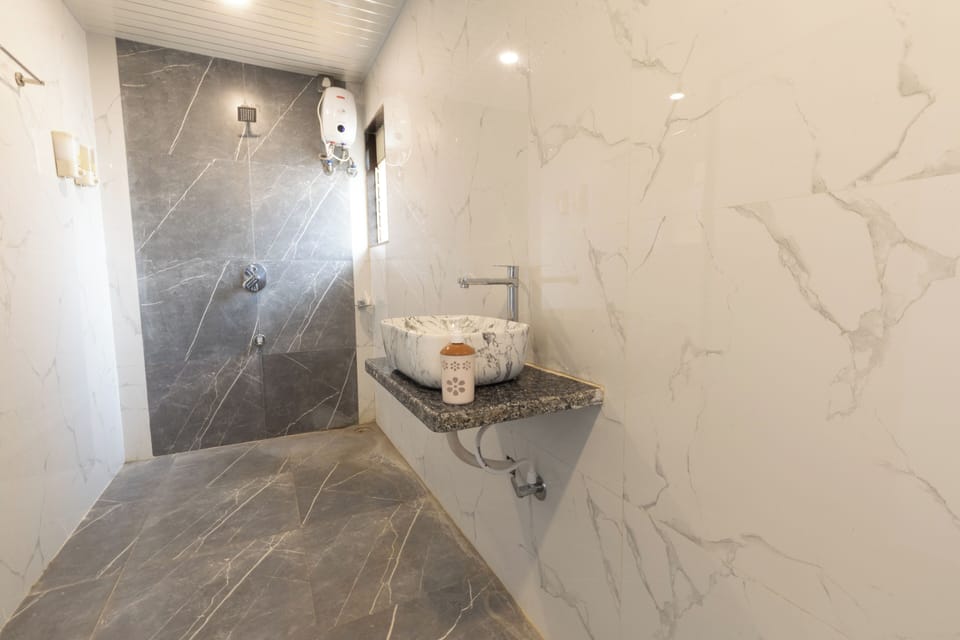 Deluxe Room | Bathroom | Shower, towels, soap, toilet paper