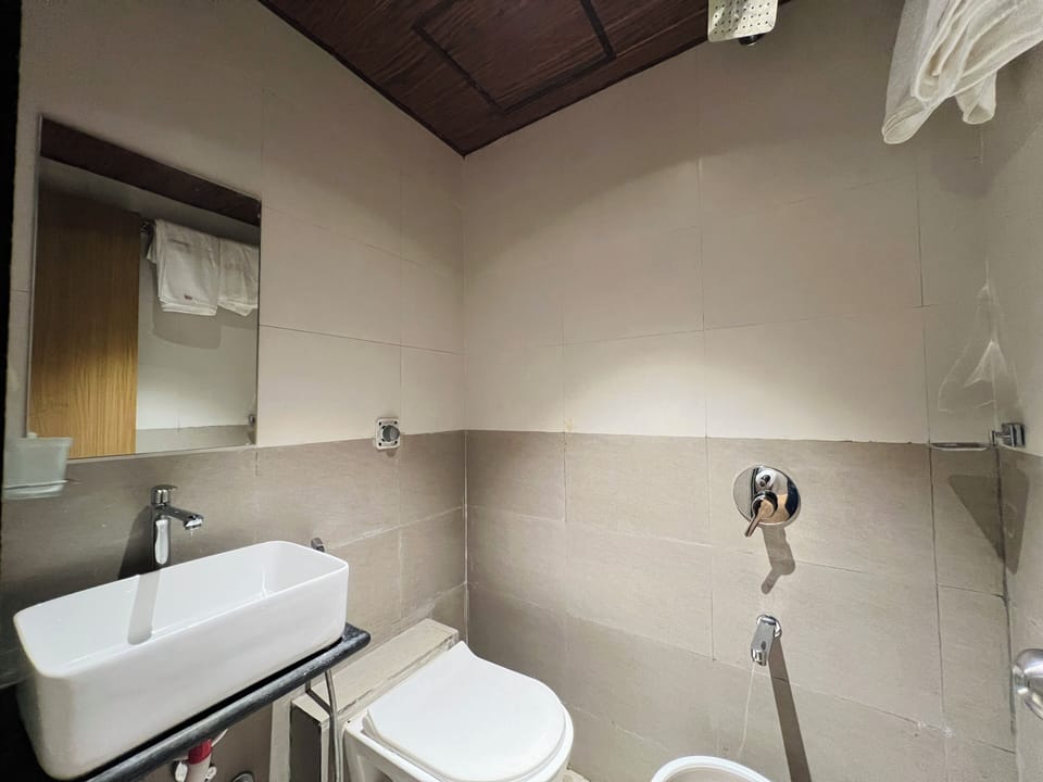 Quadruple Room | Bathroom | Towels, soap, shampoo
