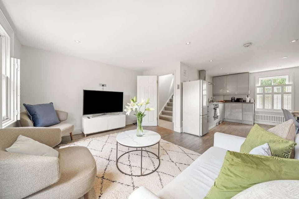 1st floor - open space
Living room with a comfortable sofa and armchairs and a TV
Fully equipped kitchen and dining table with chairs
We can set up an airbed in the living room (to be agreed in advance)