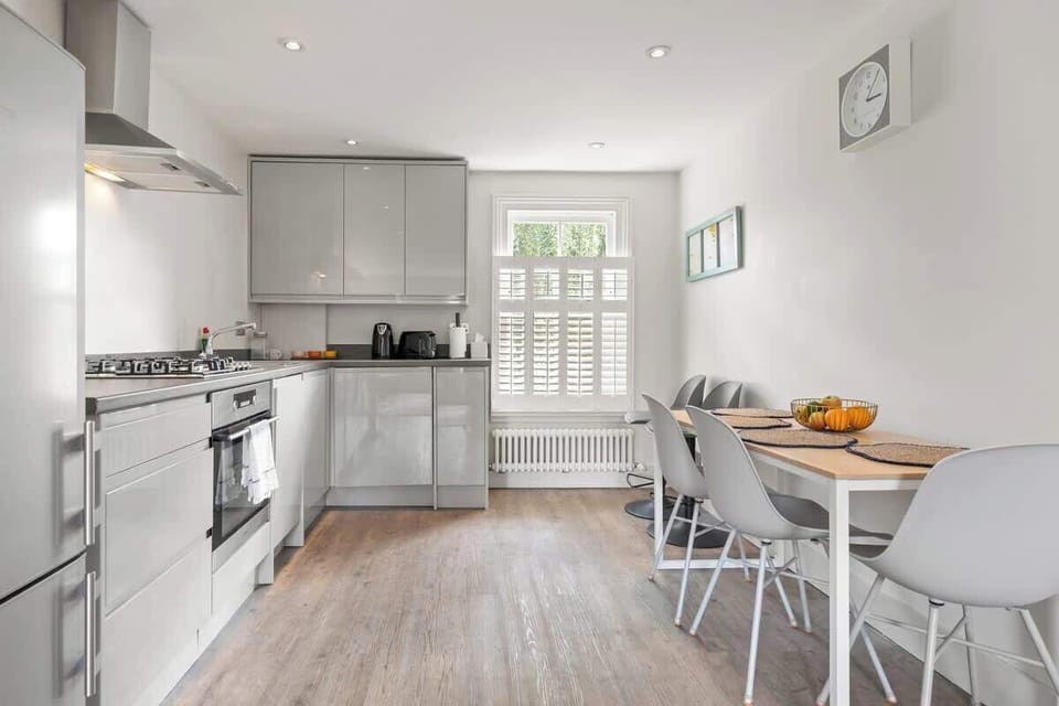1st floor - open space
Living room with a comfortable sofa and armchairs and a TV
Fully equipped kitchen and dining table with chairs
We can set up an airbed in the living room (to be agreed in advance)
