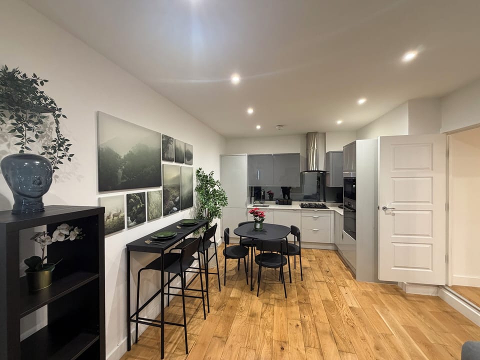 Breakfast bar, Dining table and kitchen (Open Plan)