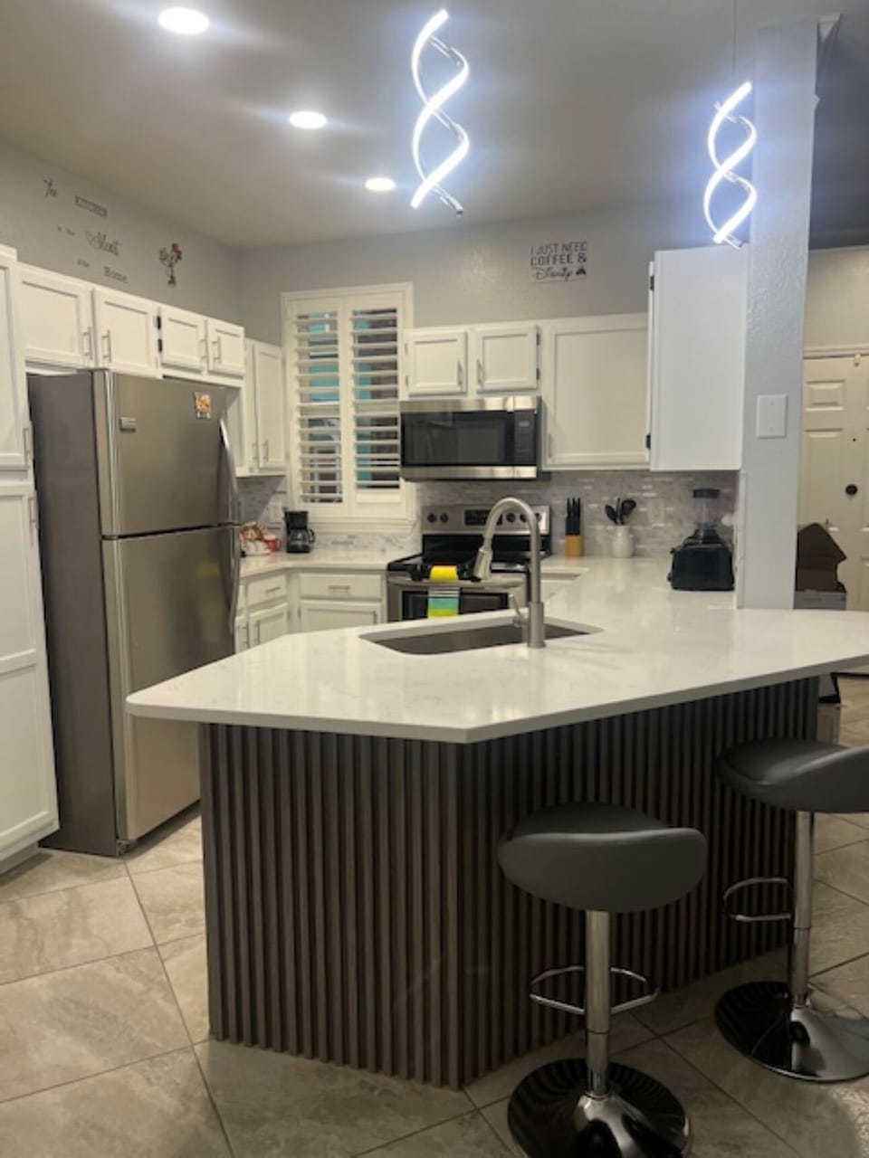 Full Size Kitchen with 2 high top chairs 