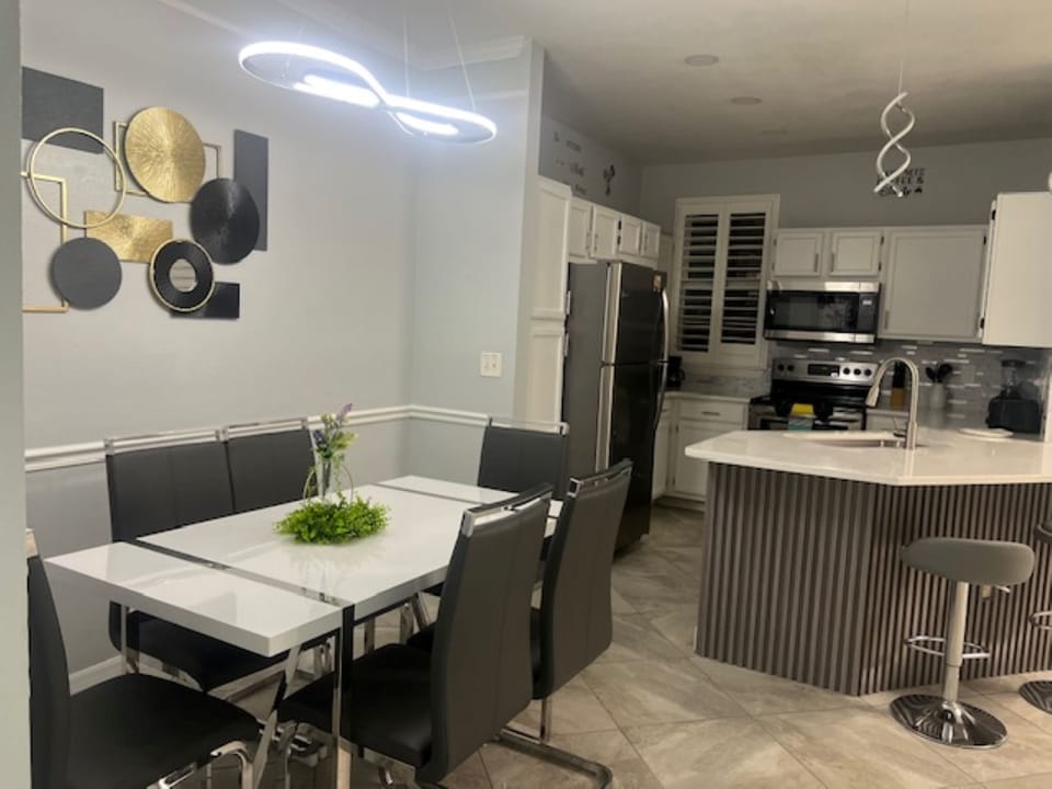 Dining room sits 6