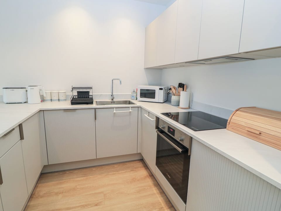 Cottage | Private kitchen | Microwave, dishwasher, toaster, cookware/dishes/utensils