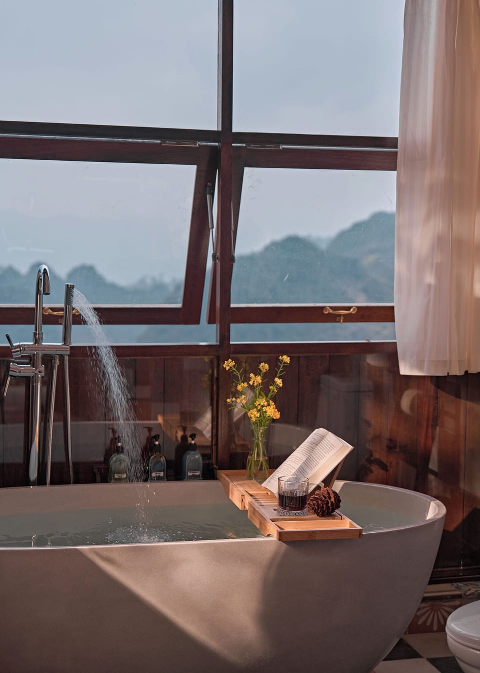 Deluxe Bungalow | Bathroom | Hair dryer, towels, soap, shampoo