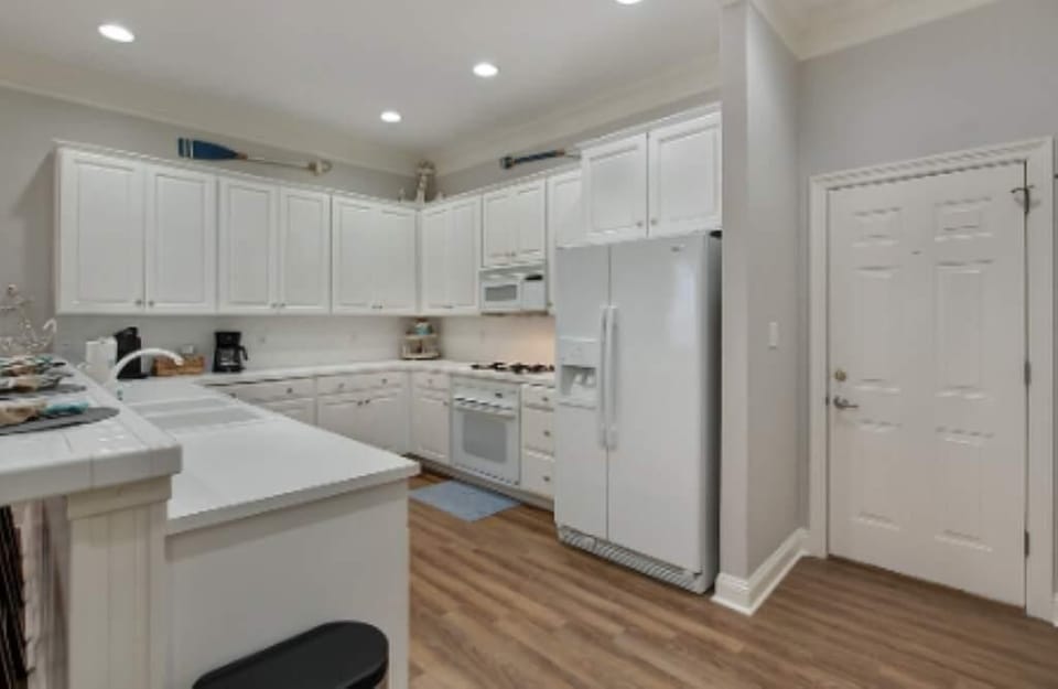 House, Multiple Beds (Emerald Escape) | Private kitchen | Oven, toaster