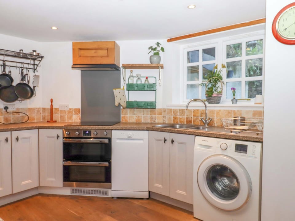 Dishwasher, cookware/dishes/utensils