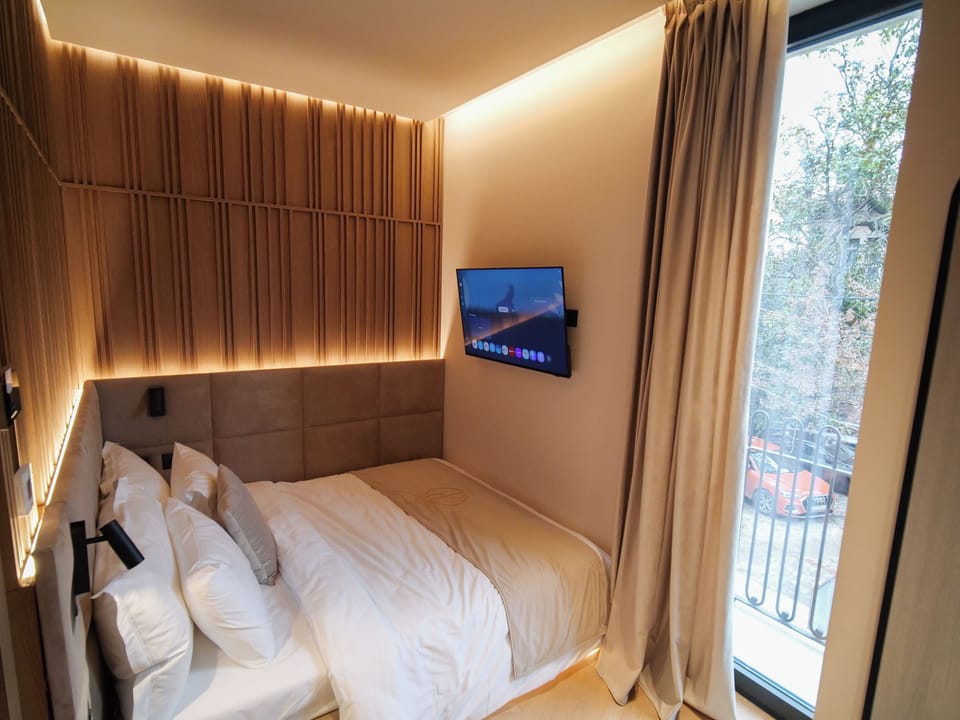 Minibar, free WiFi, bed sheets