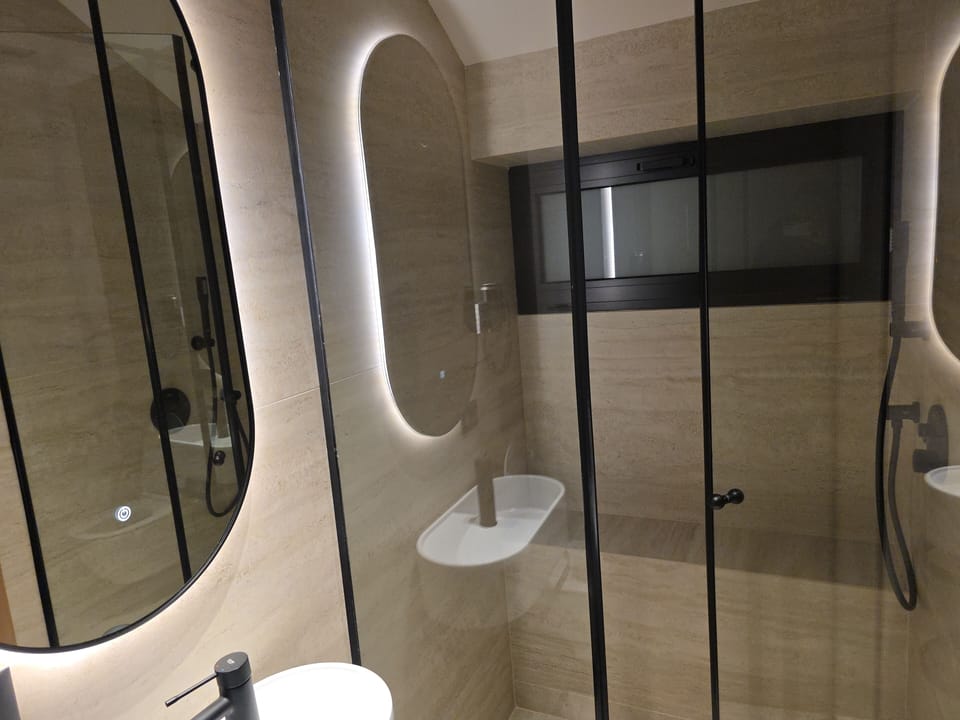 Standard Triple Room | Bathroom | Shower, free toiletries, hair dryer, towels