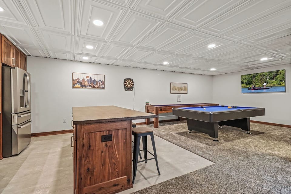 Game Room- Pool Table, 12' Shuffleboard & Darts!