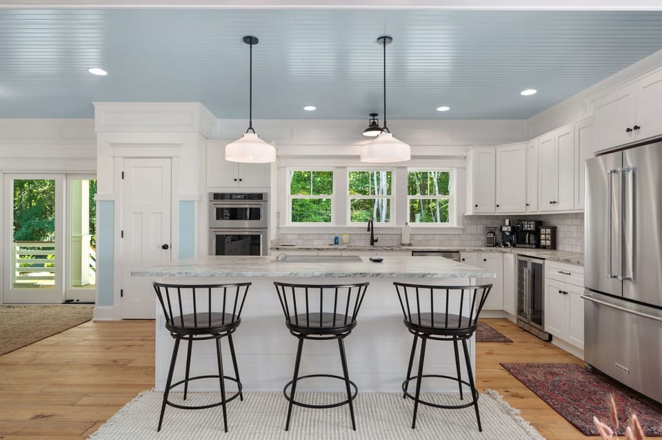 Large open kitchen w/ electric cooktop, oven/microwave combo, French door fridge