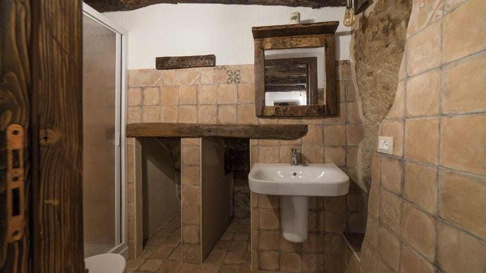 Comfort Double or Twin Room, Private Bathroom | Bathroom | Shower, towels, soap, shampoo