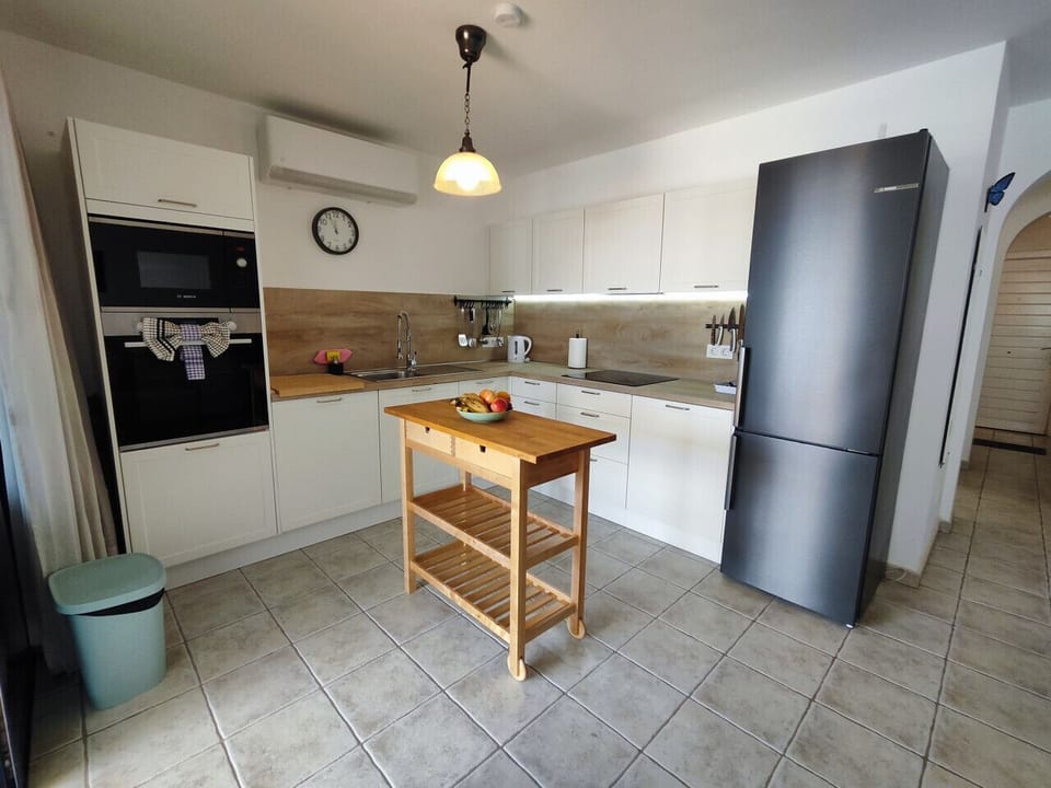 Cocina completa con vista a la terraza