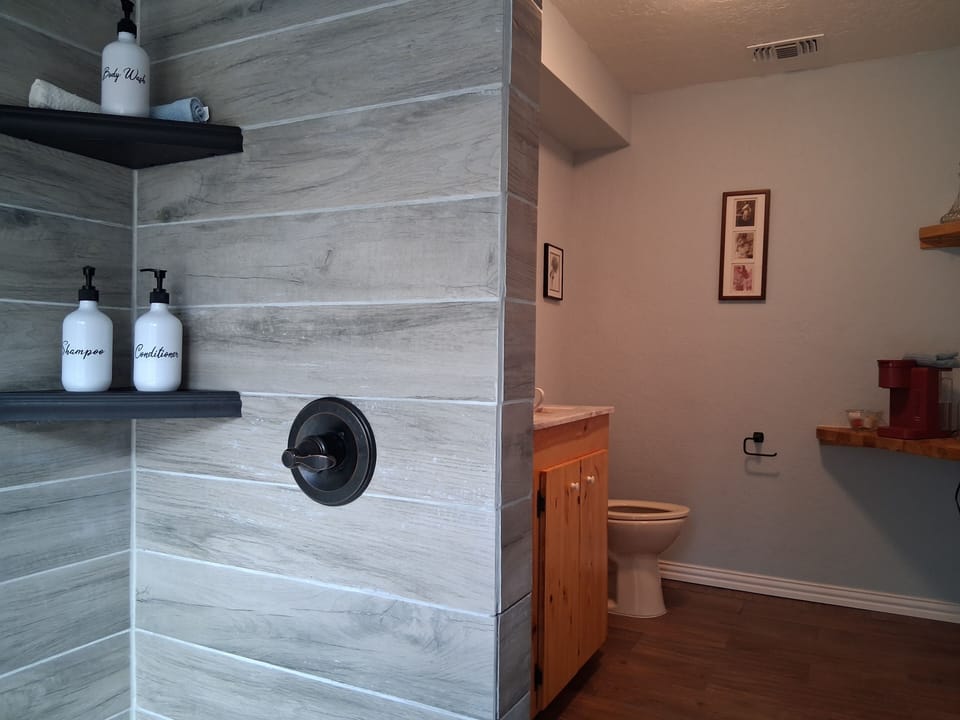 Deluxe Suite, Garden View | Bathroom