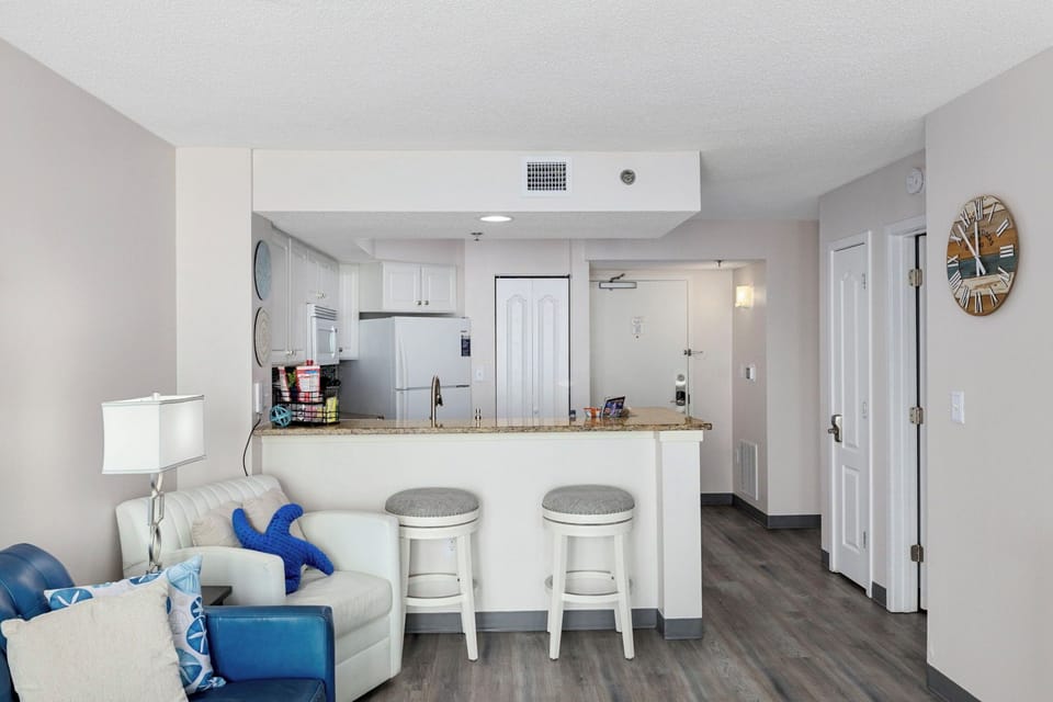 Bright and refreshed living area 