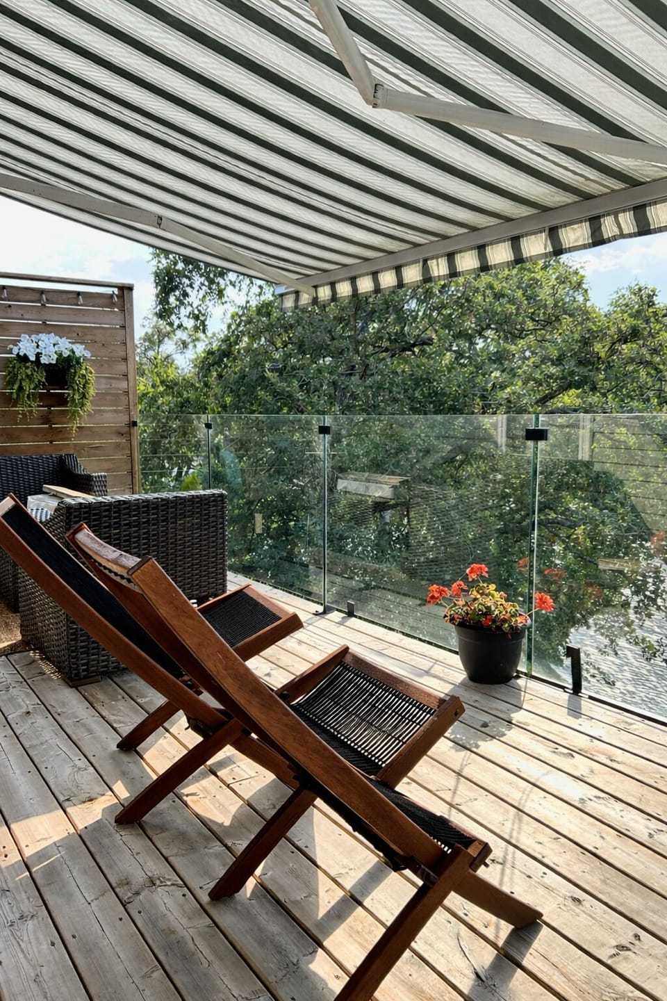 Upper deck with lounge chairs 