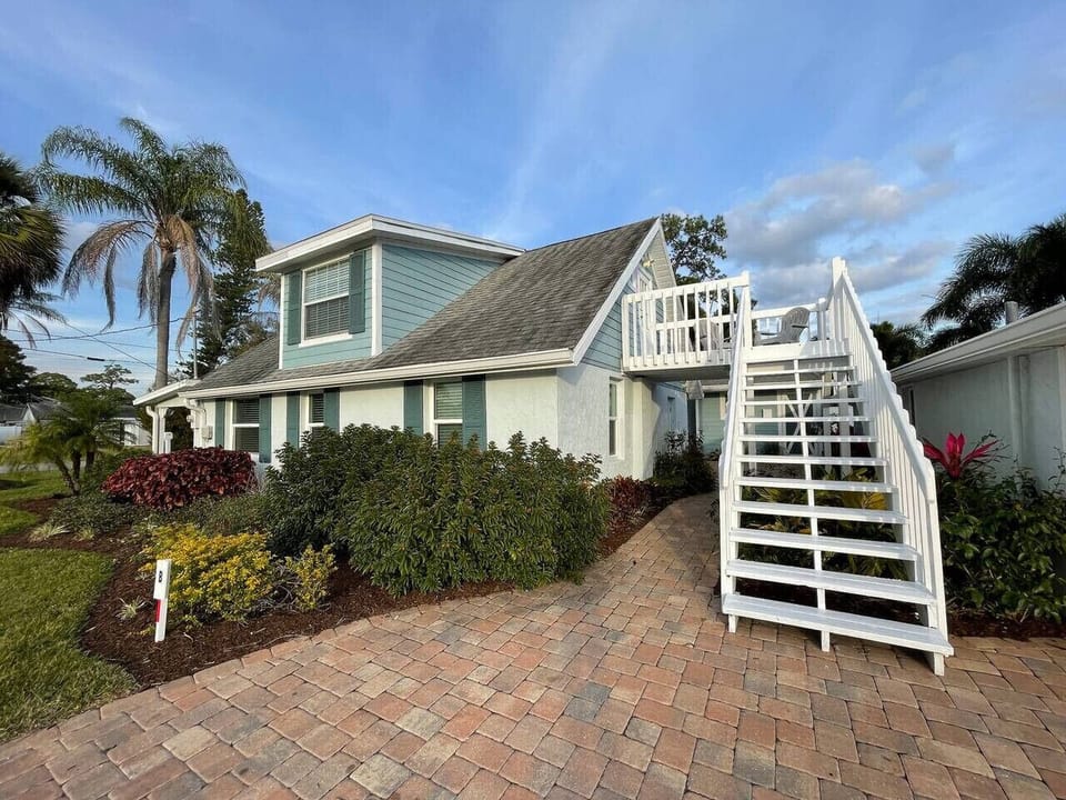 Casa Lemon is 1 of 4 units at The Citrus Cottages and is located upstairs.