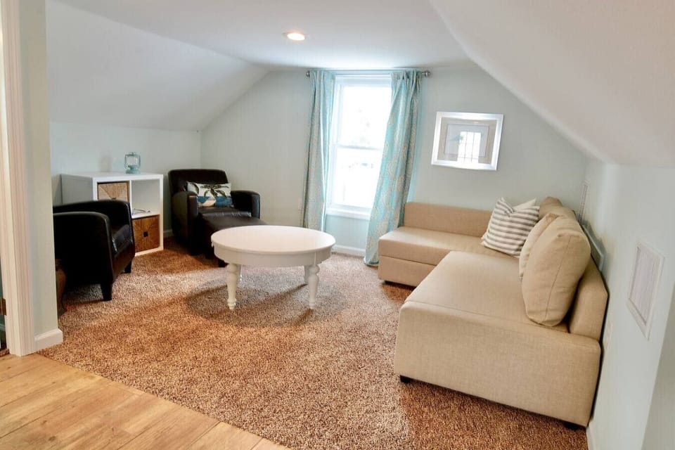 Casa Lemon features a small living room with a smart TV, kitchenette, bathroom with shower and bedroom with a Queen bed.