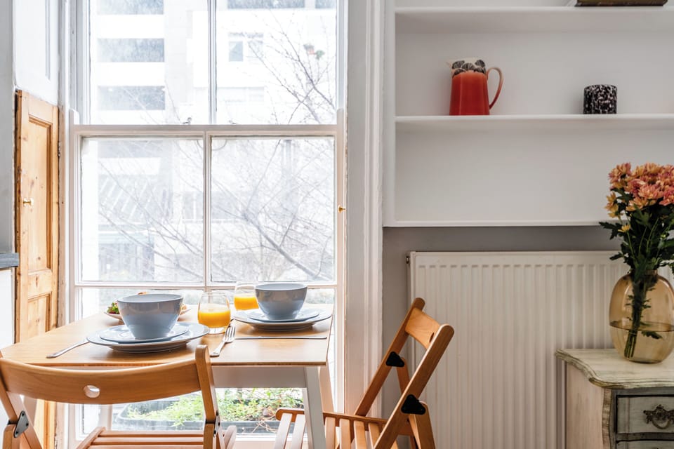 Apartment, Courtyard View | Private kitchen | Electric kettle, toaster