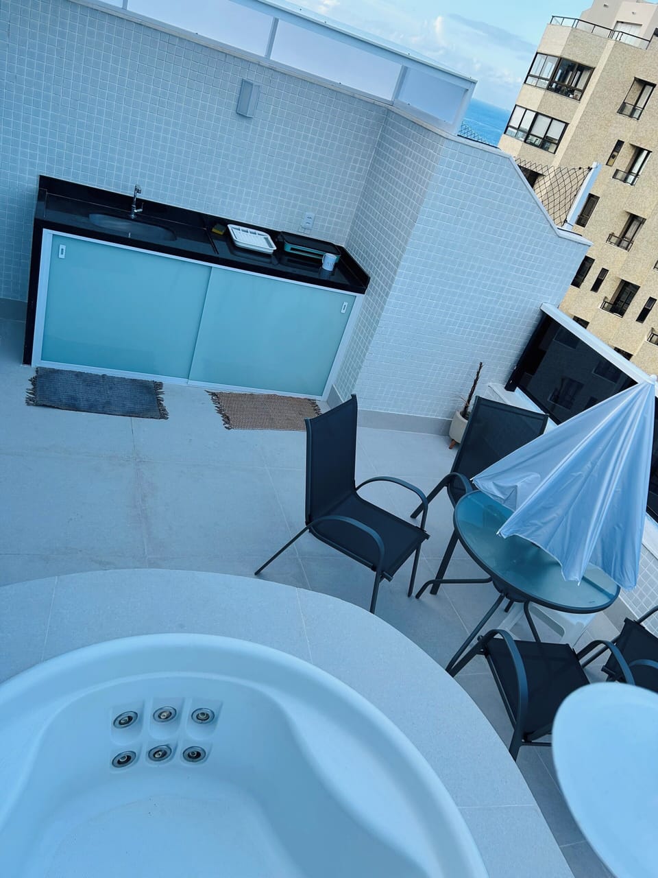 Outdoor spa tub