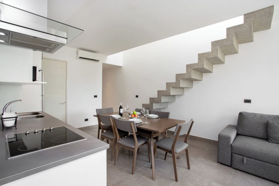 Superior Apartment, Private Pool | Dining room