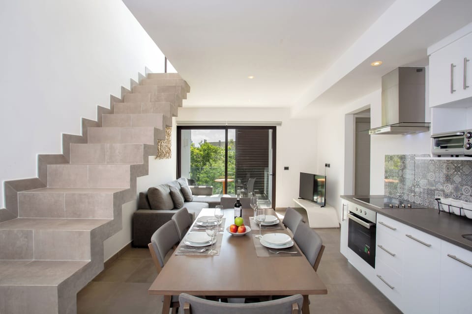 Superior Apartment, Private Pool | Dining room