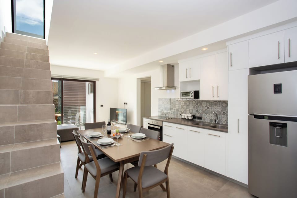 Superior Apartment, Private Pool | Dining room