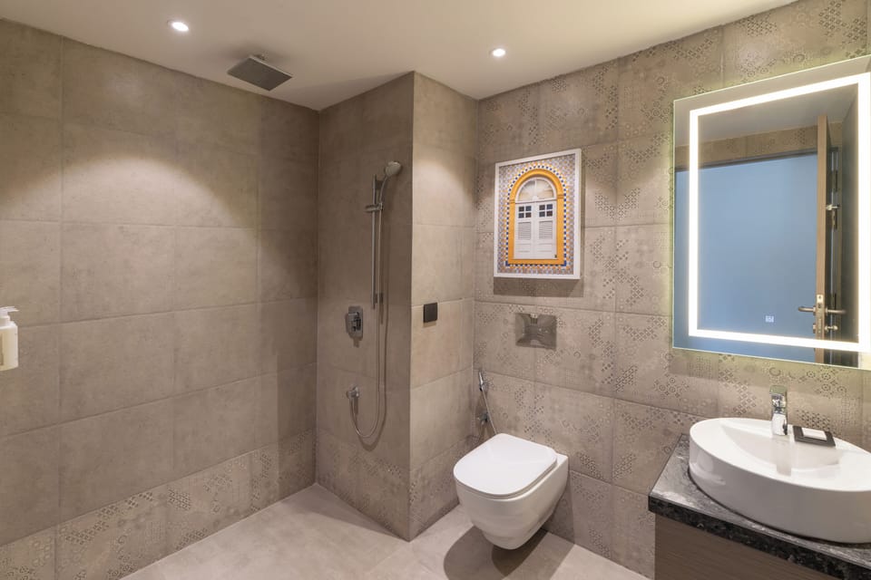 Deluxe Suite, 1 King Bed | Bathroom | Shower, rainfall showerhead, free toiletries, hair dryer