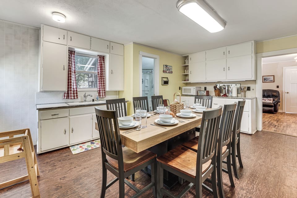 Dining Area | Dishware/Flatware Provided | Main Level