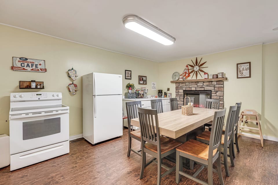 Kitchen | Table | Electric Fireplace