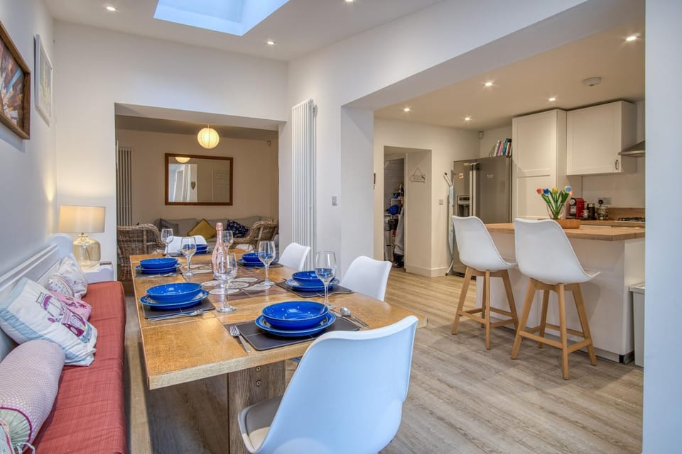 Taliesin - 5 Bedroom Holiday Home - Tenby (27063)