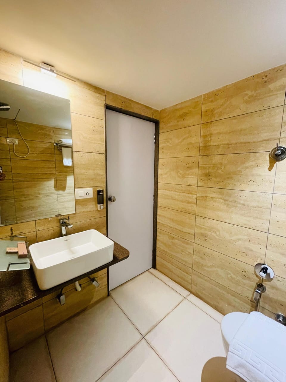 Executive Room | Bathroom | Shower, rainfall showerhead, free toiletries, towels