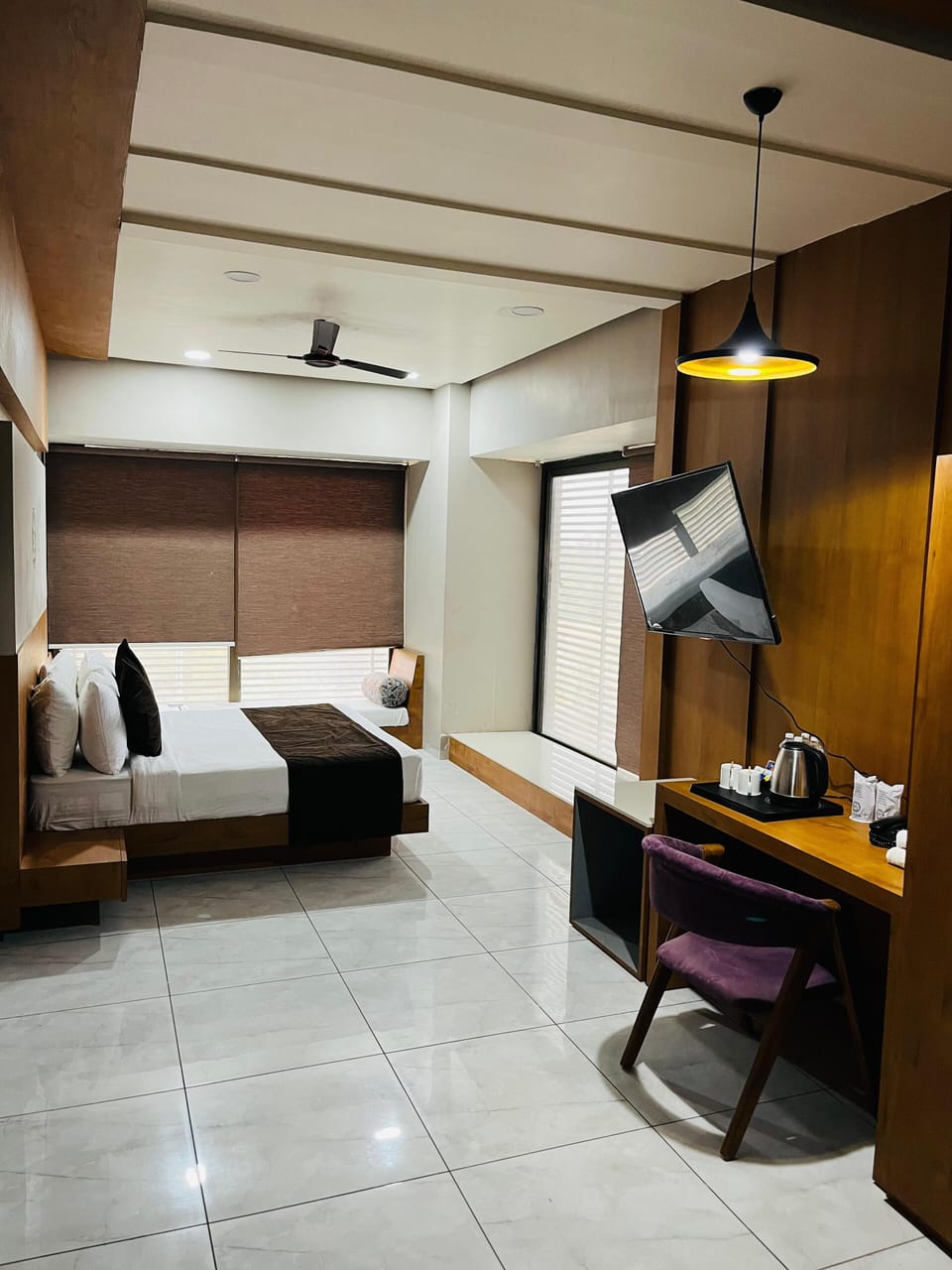 Luxury Room | Egyptian cotton sheets, premium bedding, memory foam beds, desk