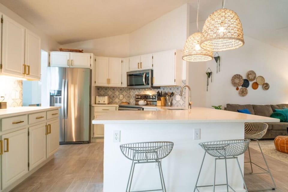 Kitchen, with wide counter space and seating for 4.
