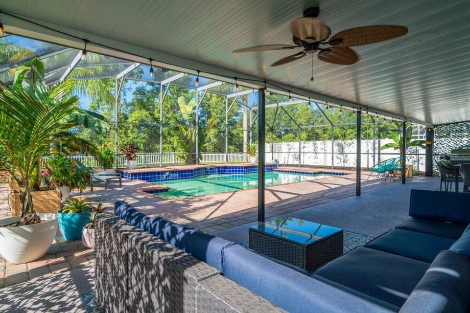 Outdoor lounge seating under the lanai.