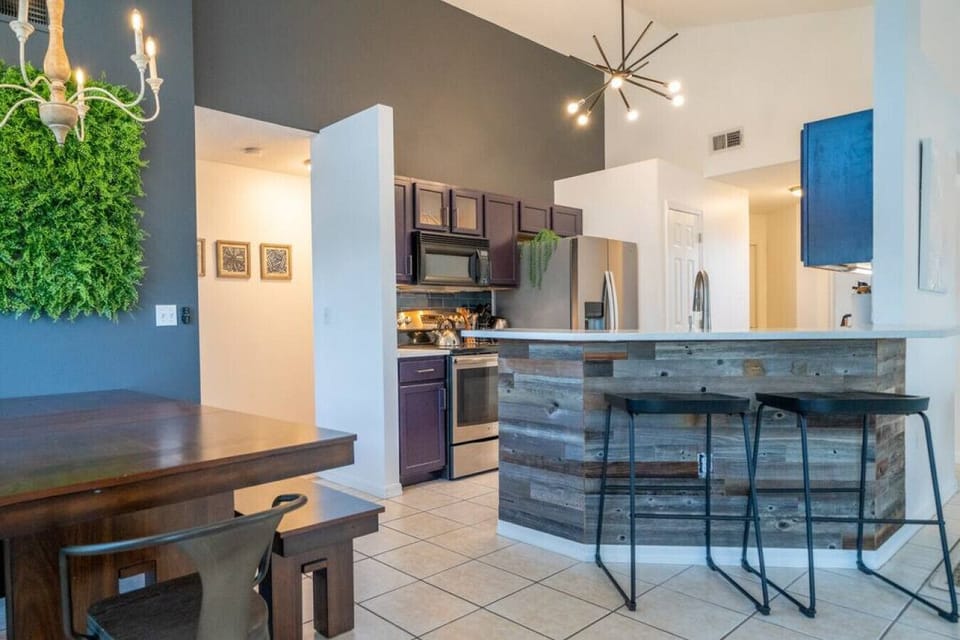 Kitchen bar counter.