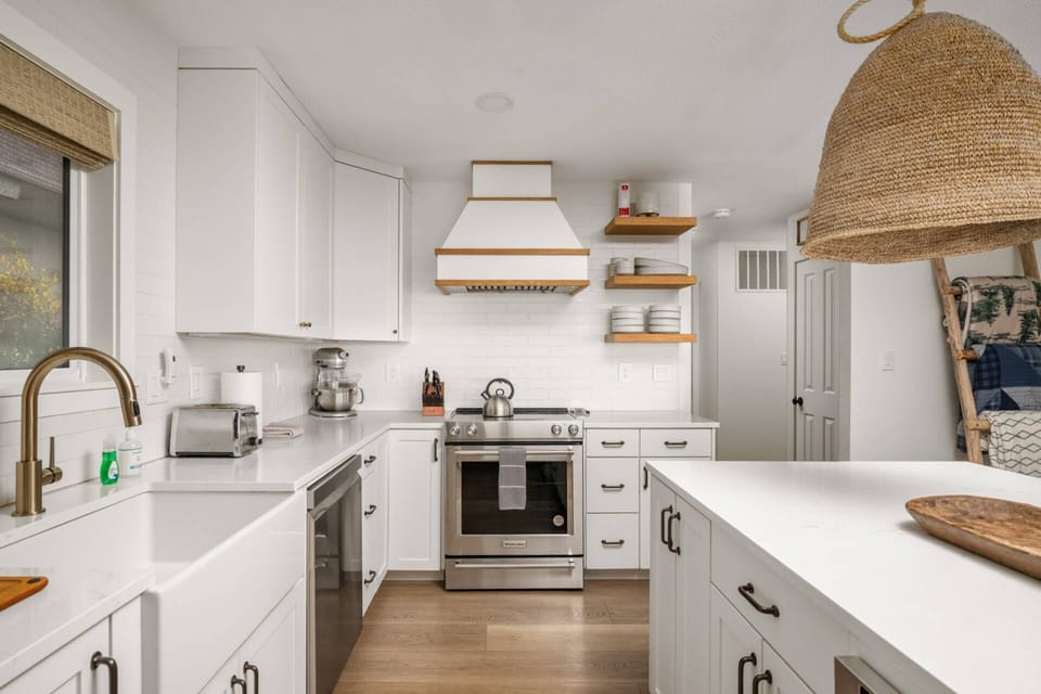 Cook delicious meals for breakfast, lunch, and dinner in this fully equipped kitchen. We suggest grabbing some seafood from a local market.