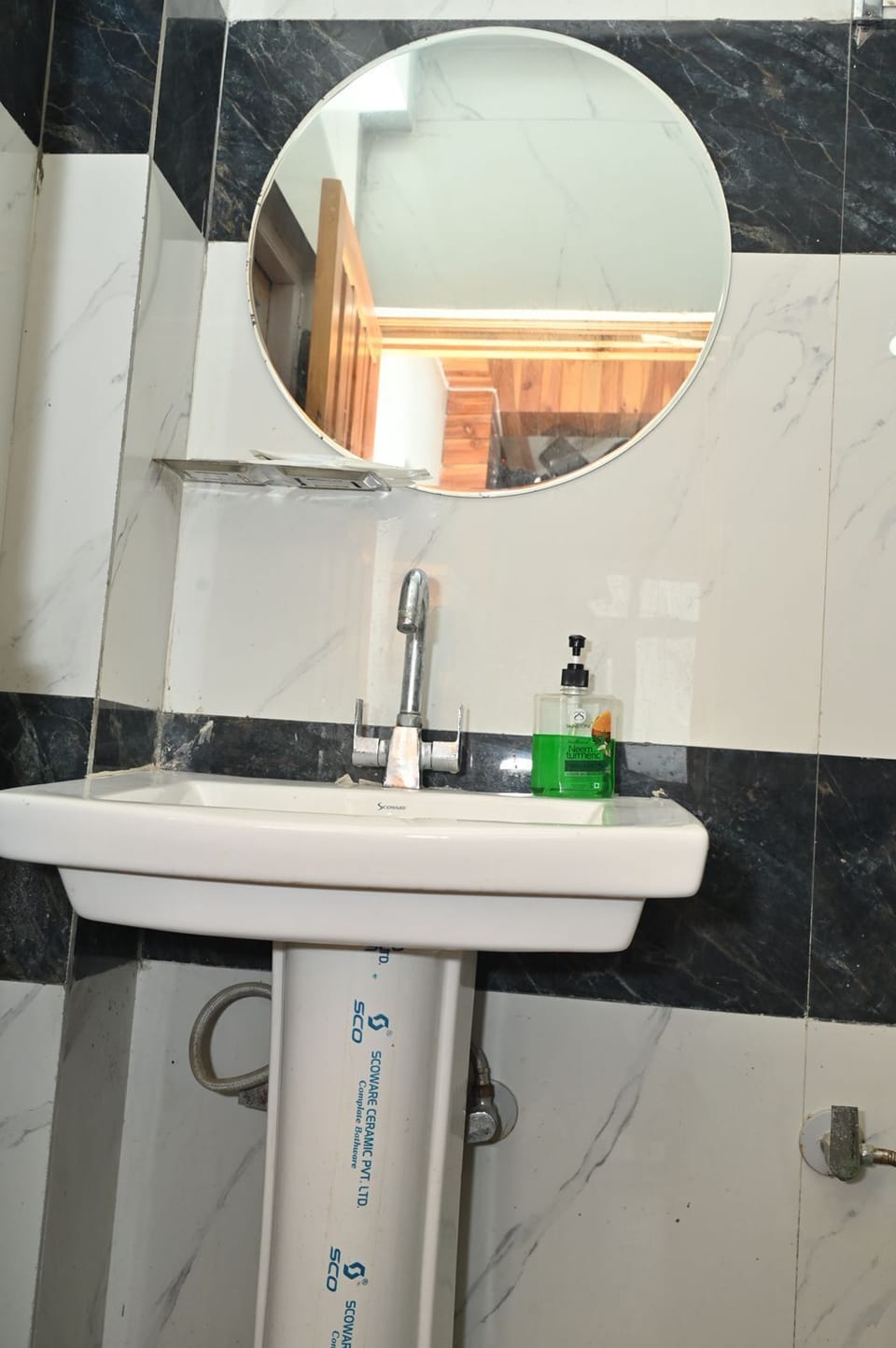 Deluxe Room | Bathroom | Shower, free toiletries, towels, soap