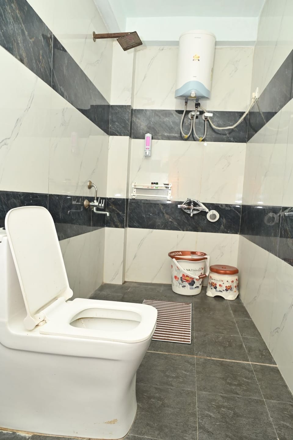 Deluxe Room | Bathroom | Shower, free toiletries, towels, soap